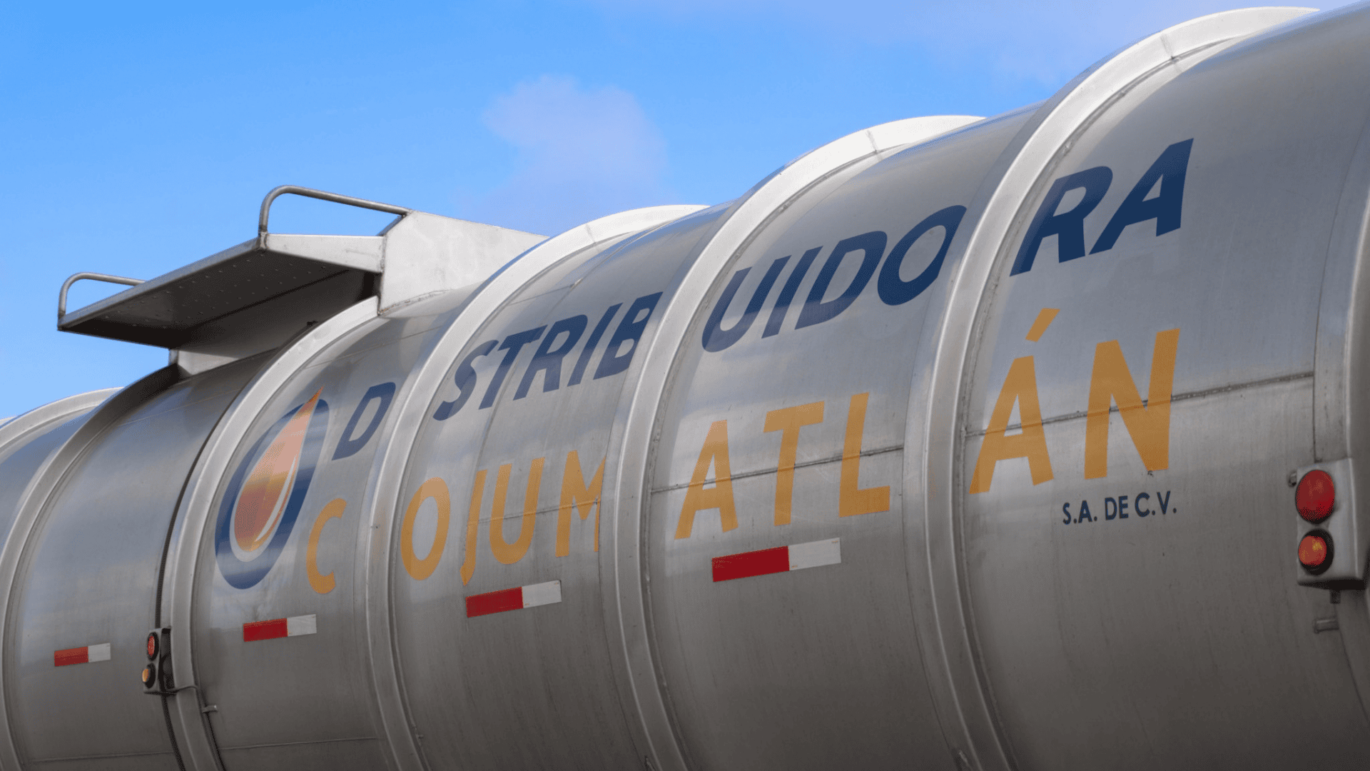 Tanque de almacenamiento de combustible Virogu con leyenda Distribuidor Autorizado