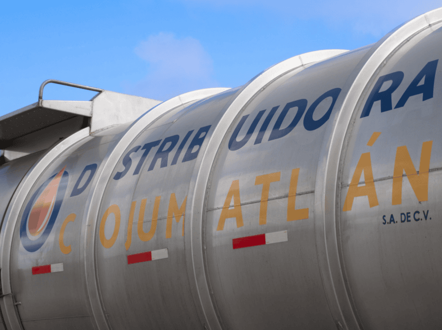 Tanque de almacenamiento de combustible Virogu con leyenda Distribuidor Autorizado